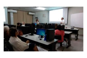 UADY impulsa el desarrollo integral de adultos mayores con talleres y tecnología